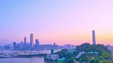 Macau Kulesi ve Ponte de Sai Van Köprüsü ile günbatımında Macau (Macao) şehrinin gökyüzü manzarası..