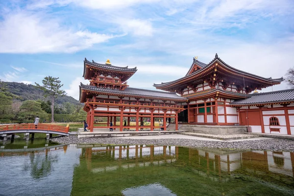 Uji, Japan - March. 2019年3月23日：美丽的Byodoin temple in spring with lake water reflection, spring time travel image in Uji, Kyoto, Japan. — 图库照片