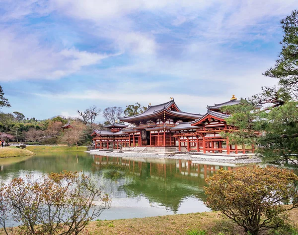 Uji, Japan - March. 2019年3月23日：美丽的Byodoin temple in spring with lake water reflection, spring time travel image in Uji, Kyoto, Japan. — 图库照片