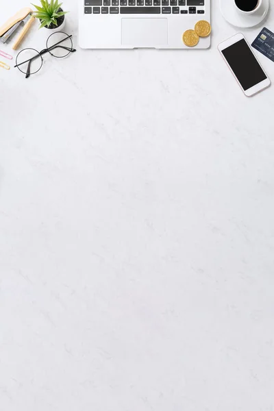 Akıllı telefonlu kredi kartı ile çevrimiçi ödeme kavramı, ofis masasında dizüstü bilgisayar temiz mermer masa arka planı, üst görünüm, düz yatış