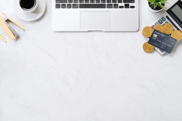 Akıllı telefonlu kredi kartı ile çevrimiçi ödeme kavramı, ofis masasında dizüstü bilgisayar temiz mermer masa arka planı, üst görünüm, düz yatış