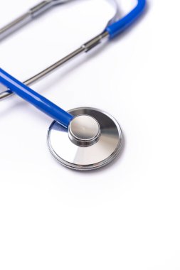 Mavi steteskop, beyaz arka planda izole edilmiş kalp atışı için doktor ekipmanı objesi. Tıbbi tasarım konsepti, yakın çekim ve stüdyo çekimi.