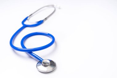 Mavi steteskop, beyaz arka planda izole edilmiş kalp atışı için doktor ekipmanı objesi. Tıbbi tasarım konsepti, yakın çekim ve stüdyo çekimi.