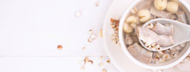 Lezzetli Dört Tonik Bitki Çorbası, Tayvan geleneksel otlu yemekleri, beyaz ahşap masadaki domuz bağırsakları, yakın plan, düz yatak, üst manzara