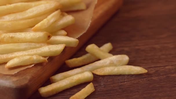 Panning View Deep Fried Golden Yummy French Fries Perchment Baking — Stockvideo