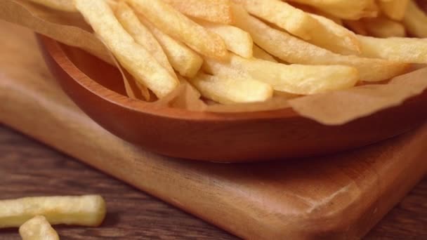 Schwenkblick Auf Frittierte Goldene Pommes Frites Auf Backpapier Aus Pergament — Stockvideo