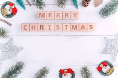 Noel konsepti dekorasyon nesneleri, köknar ağacı dalı çelengi ve süs beyaz ahşap masa, üst görünüm, düzlük, düzlük.