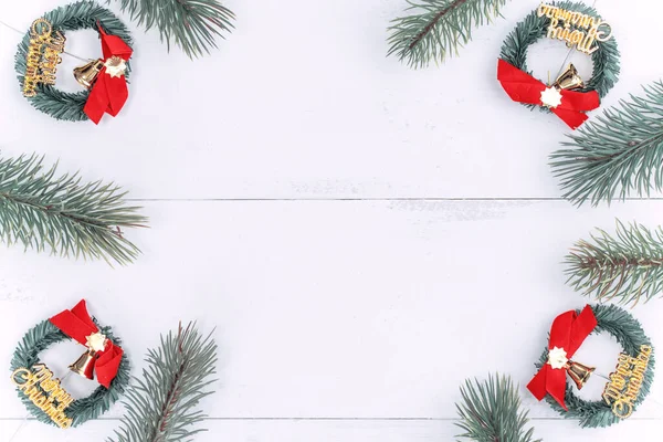Weihnachtliches Konzept Komposition Dekorationsobjekte, Tannenzweigkranz und Ornament isoliert auf weißem Holztisch, Draufsicht, flache Verlegung, Layout. — Stockfoto