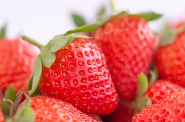 Tahta bir sepetin içinde güzel ve lezzetli çilekler, organik tarım kavramı, meyve bahçesinden taze teslimat, yakın çekim.