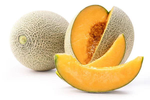 Schöne leckere in Scheiben geschnittene saftige Cantaloupe-Melone, Muskmelone, Felsmelone isoliert auf weißem Hintergrund, Nahaufnahme, Schneideweg, ausgeschnitten. — Stockfoto