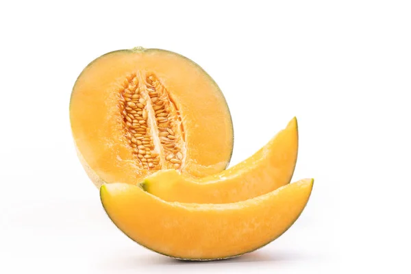 Vackra läckra skivade saftiga Cantaloupe melon, muskmelon, rock melon isolerad på vit bakgrund, närbild, urklippsbana, klippa ut. — Stockfoto