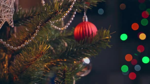 Μια Γυναίκα Κρέμεται Χριστουγεννιάτικη Διακόσμηση Φύλλα Κλαδί Χριστουγεννιάτικο Δέντρο Κοντινό — Αρχείο Βίντεο