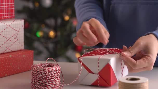 Een Jonge Vrouw Het Blauw Het Inpakken Verpakking Kerstcadeau Voor — Stockvideo