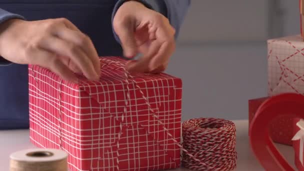 Uma Jovem Mulher Azul Está Embrulhando Embalagem Presente Natal Para — Vídeo de Stock
