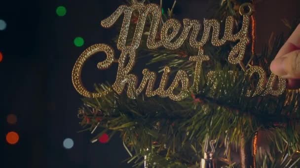 Uma Menina Está Pendurado Decoração Decoração Natal Árvore Natal Close — Vídeo de Stock