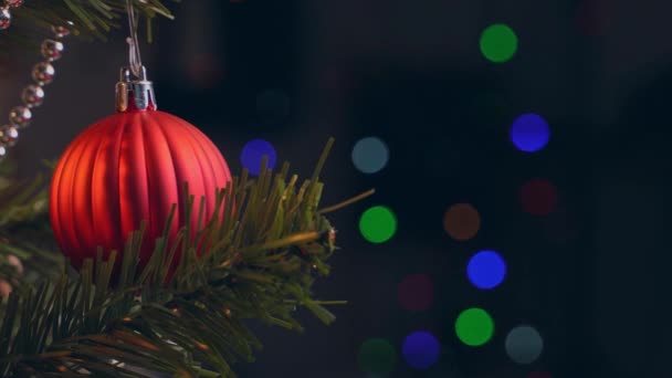 Mooie Versierde Kerstboom Met Opknoping Bauble Sprankelende Led Tekenreeks Lamp — Stockvideo