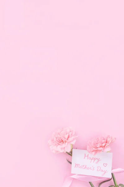 Bonito, fresco buquê de flores de cravo elegante com saudação branca graças cartão de presente isolado no fundo cor-de-rosa brilhante, vista superior, conceito flat lay . — Fotografia de Stock