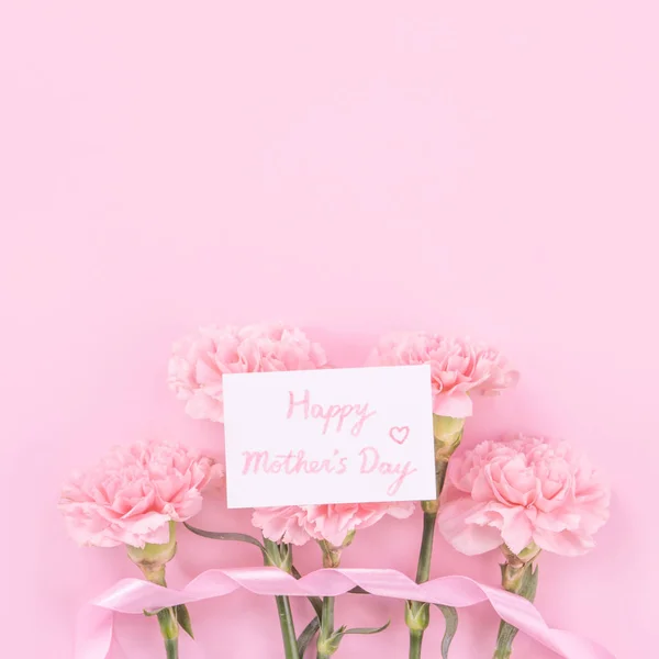 Bonito, fresco buquê de flores de cravo elegante com saudação branca graças cartão de presente isolado no fundo cor-de-rosa brilhante, vista superior, conceito flat lay . — Fotografia de Stock