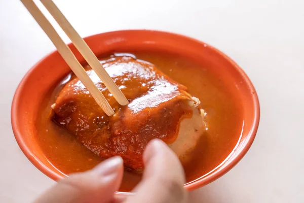 Tamsui agei (edad, aburaage), deliciosa comida callejera famosa en Taipei, Taiwán, relleno con fideos mungo frijol y salsa de chile cubierta, estilo de vida, de cerca . — Foto de Stock