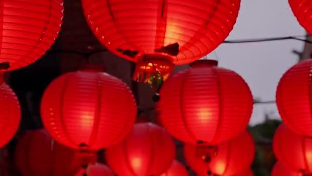 Wandelen Een Chinese Traditionele Straat Nachts Met Prachtige Ronde Rode — Stockvideo