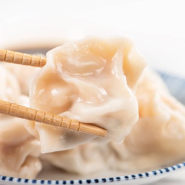 Taze, lezzetli haşlanmış domuz eti, beyaz arka planda karides gyoza köftesi soya soslu ve çubuklu, yakın plan, yaşam tarzı. Ev yapımı tasarım konsepti.