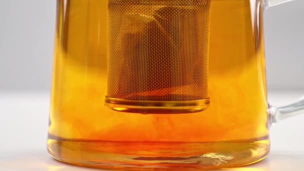Piwowarski Parzący Czarny Liść Herbaty Herbacie Szklanym Przezroczystym Czajniku Wrzącą — Wideo stockowe