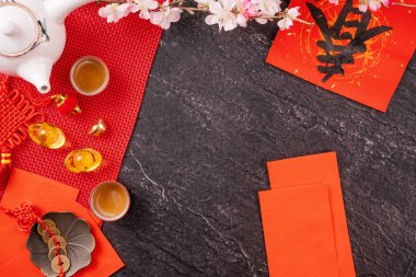 Çin 'in Ocak ayının yeni yılı tasarım konsepti - şenlikli aksesuarlar, kırmızı zarflar (ang pow, hong bao), üst manzara, düz yatış, yukarıdaki. 