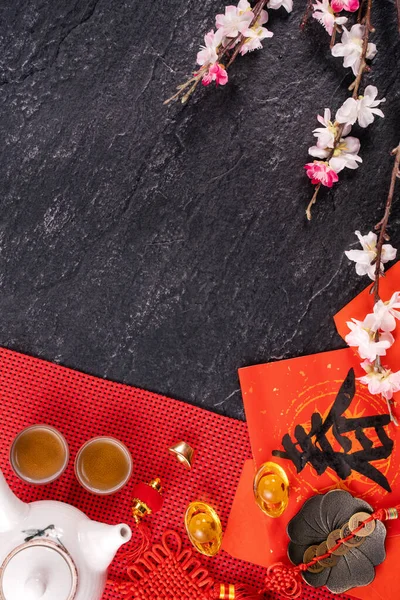 Design koncepce čínského lunární leden nový rok - Slavnostní příslušenství, červené obálky (ang pow, Hong Bao), horní pohled, ploché ležel, režie nad hlavou. Slovo 'chun' znamená nadcházející jaro. — Stock fotografie