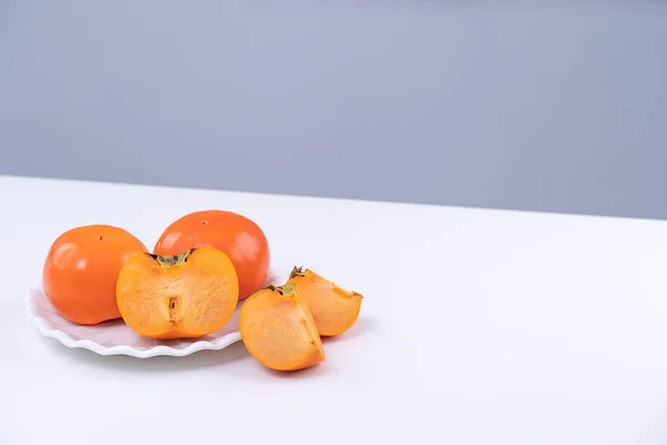 新鲜的、美丽的、切碎的、甜甜的桂枝，被隔离在灰蓝色背景的白色厨房桌子上，中国农历新年设计理念，特写. — 图库照片