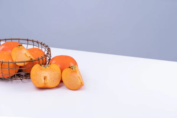 新鲜的、美丽的、切碎的、甜甜的桂枝，被隔离在灰蓝色背景的白色厨房桌子上，中国农历新年设计理念，特写. — 图库照片