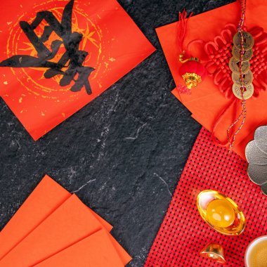 Çin 'in Ocak ayının yeni yılı tasarım konsepti - şenlikli aksesuarlar, kırmızı zarflar (ang pow, hong bao), üst manzara, düz yatış, yukarıdaki. 