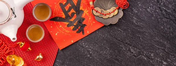 Conceito de design do ano novo lunar chinês janeiro - Acessórios festivos, envelopes vermelhos (ang pow, hong bao), vista superior, flat lay, sobrecarga acima. A palavra 'chun' significa primavera que vem . — Fotografia de Stock