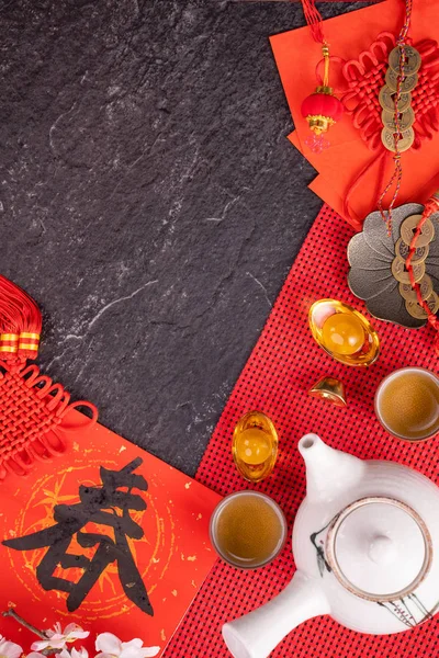 Concepto de diseño de enero lunar chino nuevo año - Accesorios festivos, sobres rojos (ang pow, hong bao), vista superior, la puesta plana, por encima de la cabeza. La palabra 'chun' significa primavera que viene . — Foto de Stock