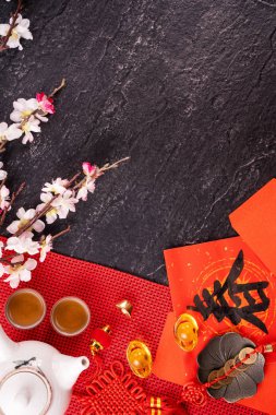 Çin 'in Ocak ayının yeni yılı tasarım konsepti - şenlikli aksesuarlar, kırmızı zarflar (ang pow, hong bao), üst manzara, düz yatış, yukarıdaki. 