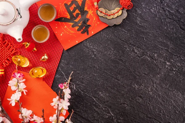 Concepto de diseño de enero lunar chino nuevo año - Accesorios festivos, sobres rojos (ang pow, hong bao), vista superior, la puesta plana, por encima de la cabeza. La palabra 'chun' significa primavera que viene . — Foto de Stock