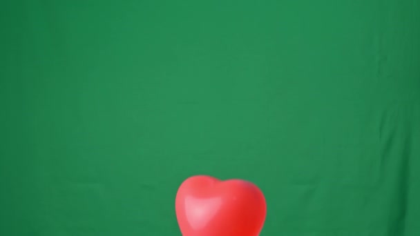 Ballon Hélium Rouge Forme Coeur Isolé Sur Fond Vert Saint — Video