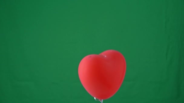 红色心形氦气气球 隔离在绿屏背景下 情人节 生日派对设计理念 工作室拍摄 慢动作 — 图库视频影像