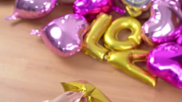 Vrouw Handmatig Pompen Vormige Ballon Voor Het Voorbereiden Van Feest — Stockvideo