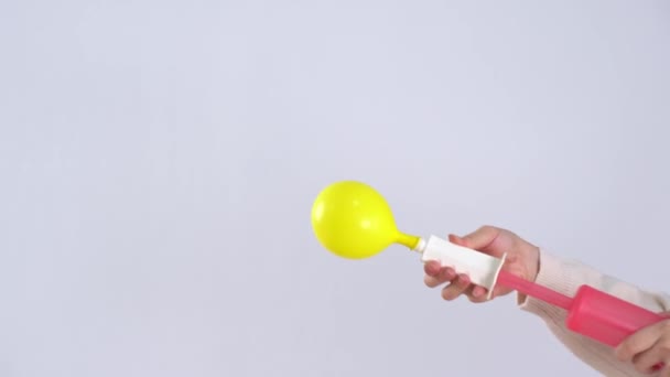 Kvinna Manuell Pumpning Formad Ballong För Att Förbereda Fest Dekoration — Stockvideo