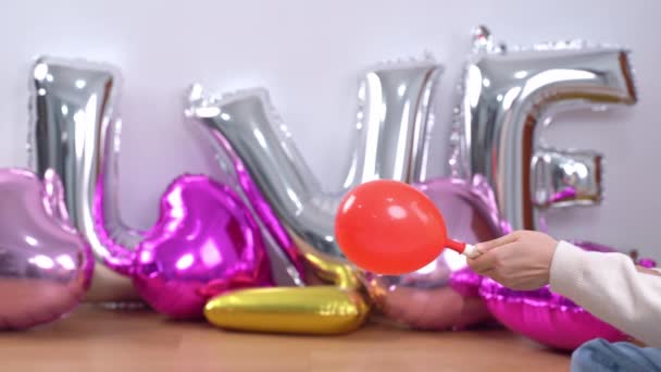 Frau Ist Manuelles Pumpen Geformten Ballon Für Die Vorbereitung Party — Stockvideo