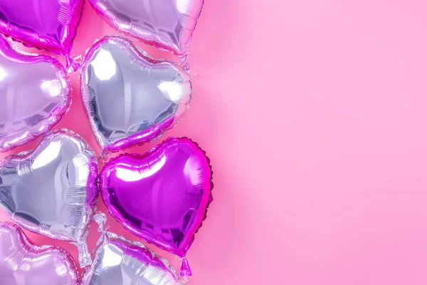 Sevgililer Günü asgari tasarım konsepti - soluk pembe arka planda izole güzel kalp şeklinde folyo balon, üst görünüm, düz yatış, yukarıdaki fotoğrafçılık. — Stok fotoğraf
