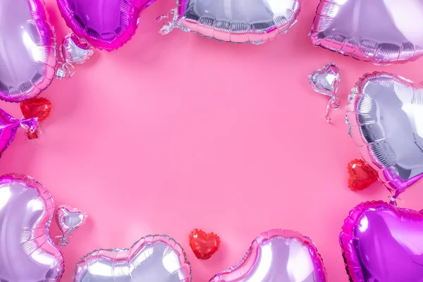 Sevgililer Günü asgari tasarım konsepti - soluk pembe arka planda izole güzel kalp şeklinde folyo balon, üst görünüm, düz yatış, yukarıdaki fotoğrafçılık. — Stok fotoğraf