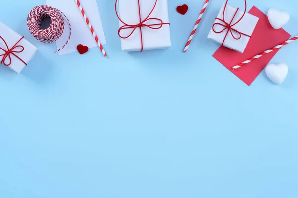 Dia dos Namorados, Conceito de design de arte do dia das mães - Vermelho, caixa de presente embrulhado branco isolado em fundo de cor azul claro pastel, flat lay, vista superior . — Fotografia de Stock