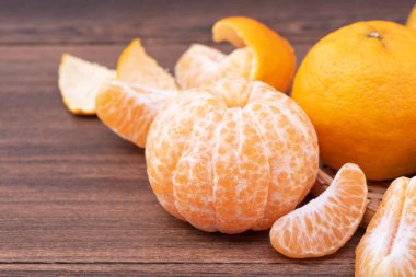 Taze, güzel turuncu mandalina bambu elek üzerinde koyu ahşap masa üzerinde. Çin 'in yeni yılının mevsimlik, geleneksel meyveleri, yakın çekim.