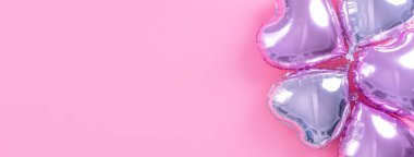 Sevgililer Günü romantik tasarım konsepti soluk pembe arka planda izole edilmiş güzel bir kalp şeklinde folyo balonu, düz bir görünüm, yukarıdaki fotoğrafçılık..