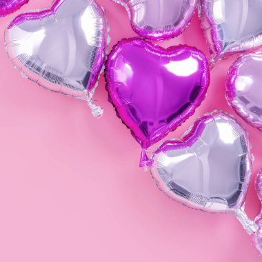 Sevgililer Günü romantik tasarım konsepti soluk pembe arka planda izole edilmiş güzel bir kalp şeklinde folyo balonu, düz bir görünüm, yukarıdaki fotoğrafçılık..