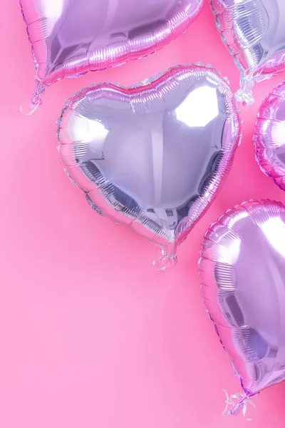 Conceito de design romântico do Dia dos Namorados - Balão de folha de forma coração real bonito isolado em fundo rosa pálido, vista superior, flat lay, sobrecarga acima da fotografia . — Fotografia de Stock