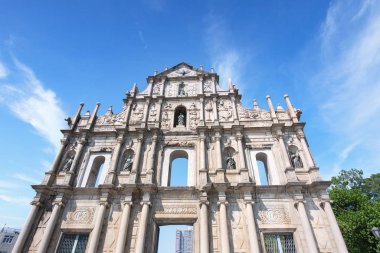 Macao, Çin - 16 Ekim 2019: Mavi gökyüzü ve seyahat tasarımı konseptiyle Macau (Macao) şehrindeki Saint Paul 's Ruinas de Sao Paulo harabelerine ön cephe.