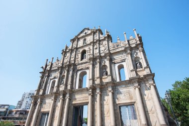 Macao, Çin - 16 Ekim 2019: Mavi gökyüzü ve seyahat tasarımı konseptiyle Macau (Macao) şehrindeki Saint Paul 's Ruinas de Sao Paulo harabelerine ön cephe.
