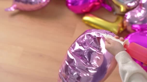 Mulher Bombeamento Manual Colocando Forma Balão Para Preparar Decoração Festa — Vídeo de Stock